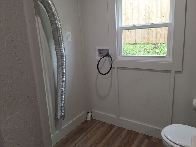 Building Photo - 109 E Main St