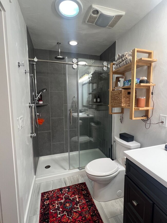 Building Photo - Updated Townhouse backed by National Forest