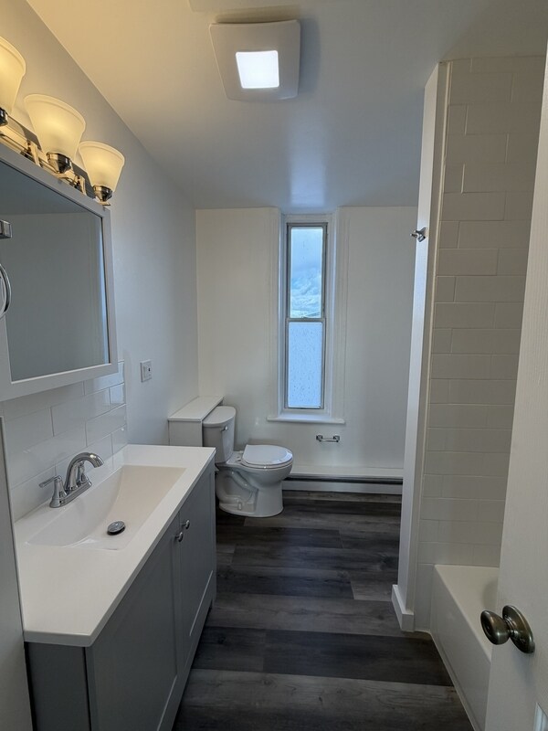 Building Photo - 241 Saratoga St