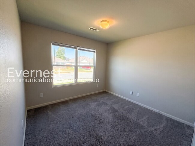 Building Photo - 4 Bed, 2 Bath Home with 2 Car Garage / Available Now!