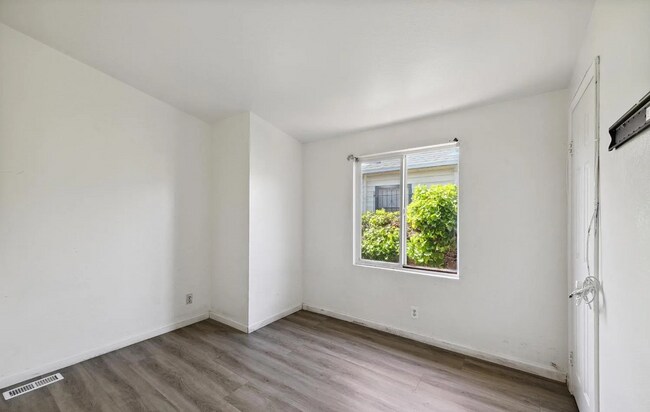 Building Photo - Charming Laurel District Apartment with Mo...