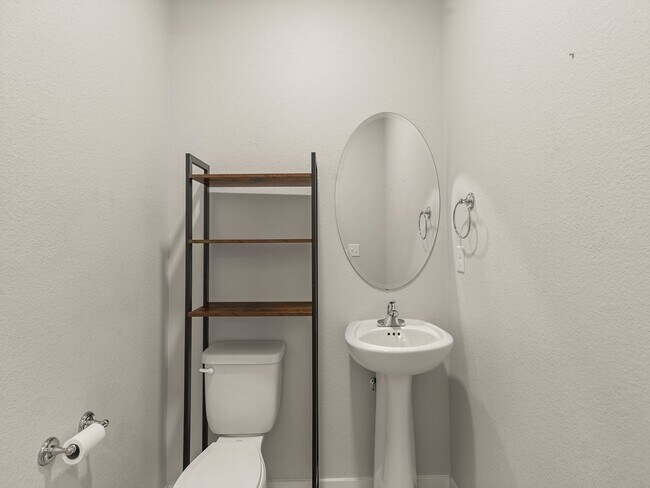 Building Photo - Beautiful 3 Bed 2.5 Bath Townhome in North East Fort Collins!