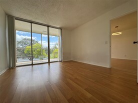 Building Photo - 9441 Live Oak Plz