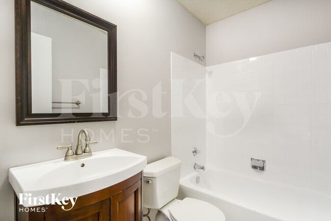Building Photo - 213 Hollyberry Ct