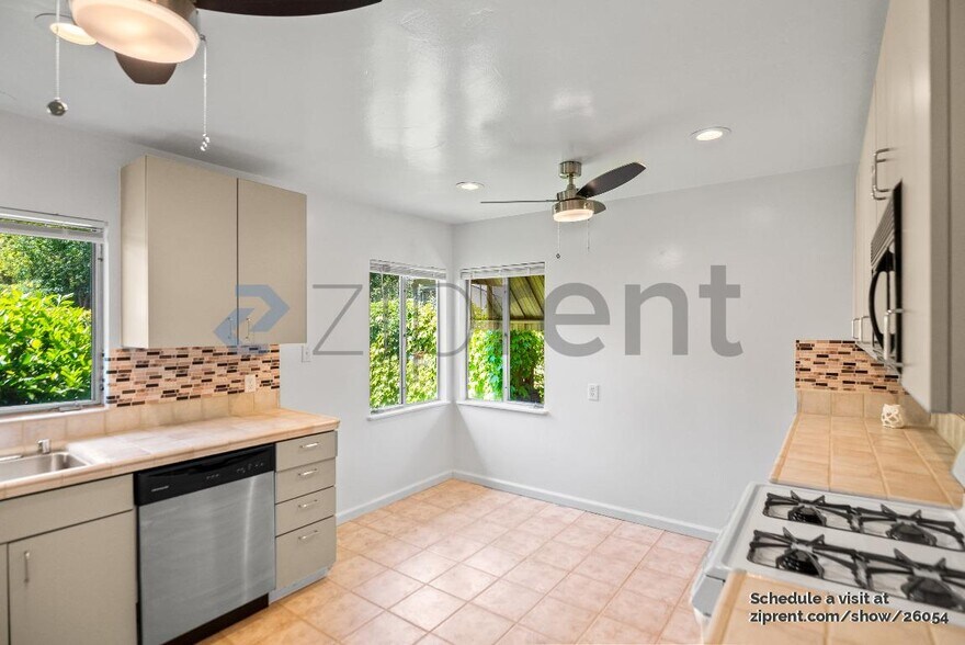 Building Photo - 3645 Mosswood Dr