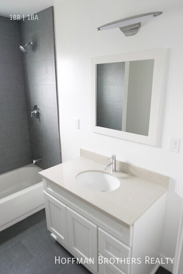 Building Photo - 925 1/2 W 41st Dr