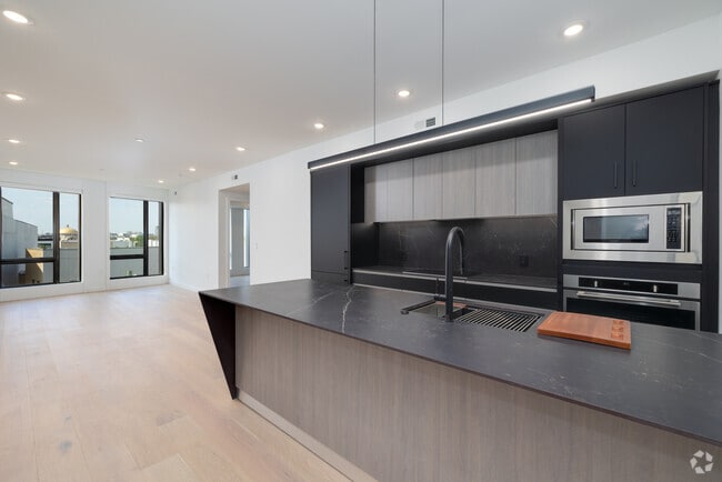 1BR, 1BA w/ Den - 820SF - Kitchen/Living Room - 817 N 3rd St