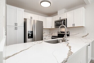 Building Photo - Newly remodeled upstairs condo in gated co...