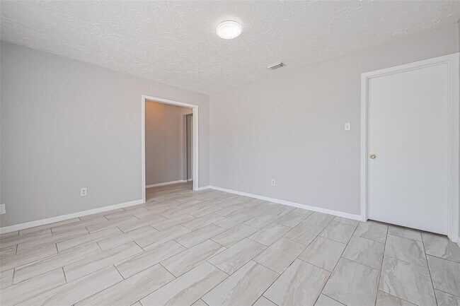 Building Photo - 10610 Plainfield St
