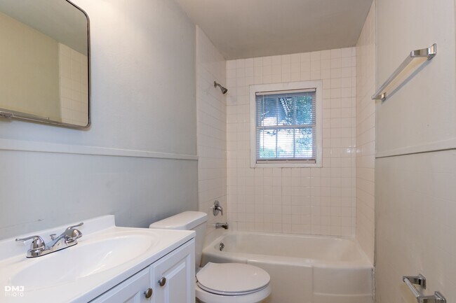 Building Photo - Broadway 2556-2558