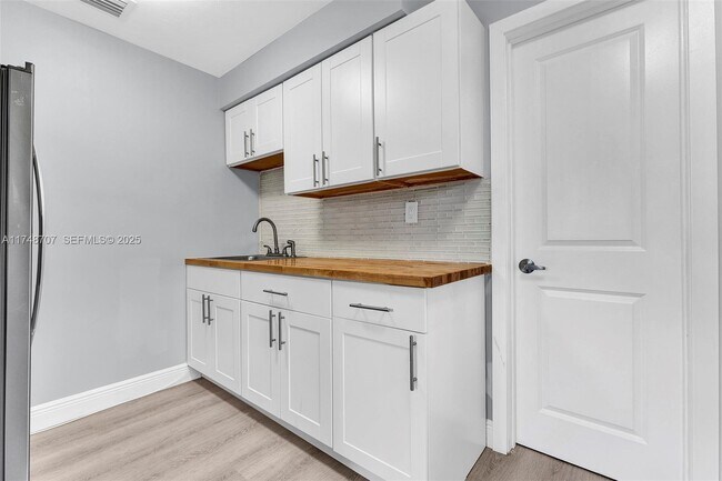 Building Photo - 1120 SW 30th St