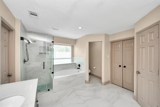 Building Photo - 2030 Winding Hollow Dr