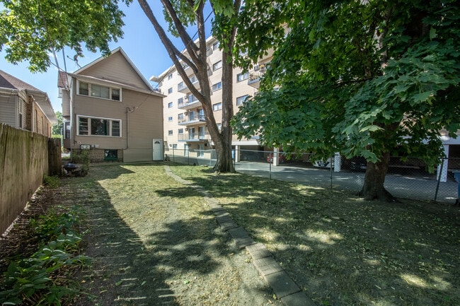 Building Photo - 328 Circle Ave