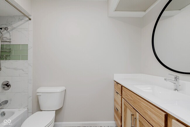 Building Photo - 3037 Golfview Dr