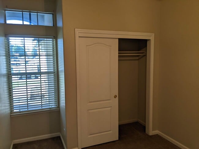 Building Photo - NE Fresno home close to Clovis North offer...