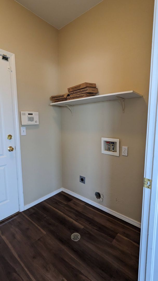 Building Photo - TWO STORY WITH FINISHED WALKOUT BASEMENT A...