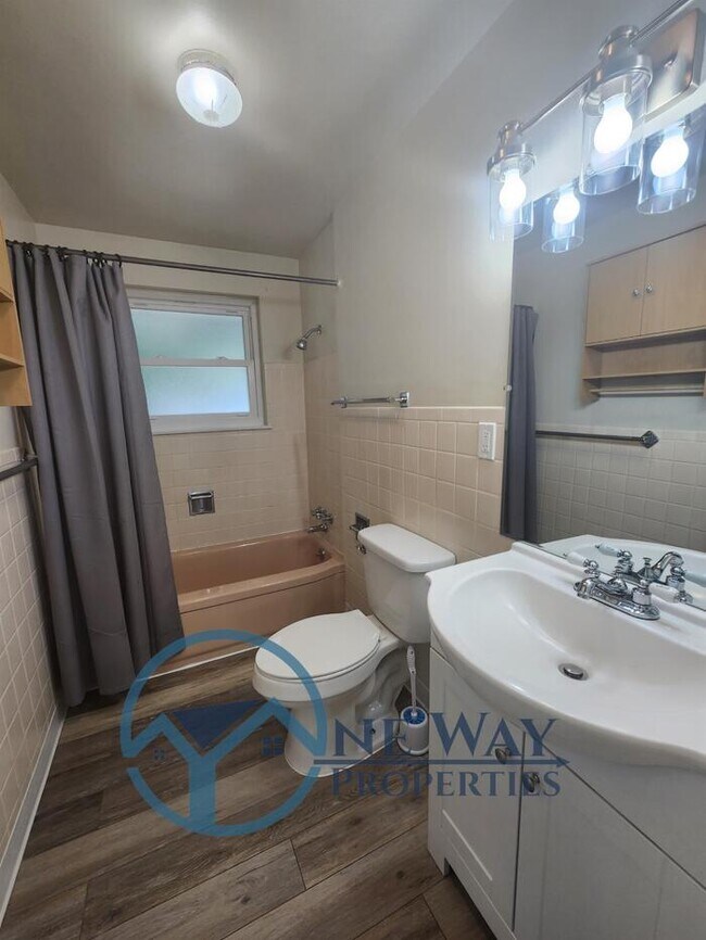 Building Photo - 4624 Grandview Dr W