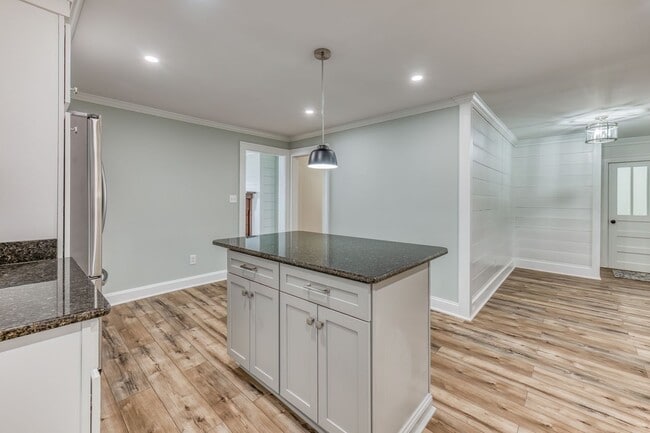 Building Photo - 5 Bedroom / 3.5 Bath Home Blountville, TN