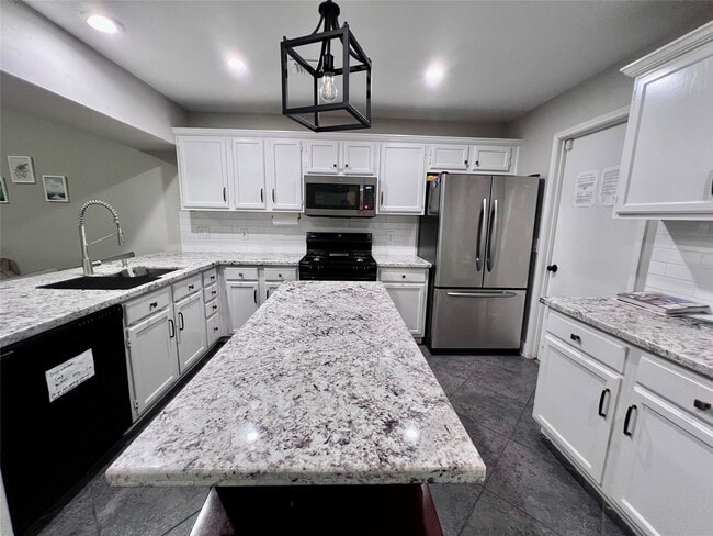 Building Photo - 7762 Pine Center Dr