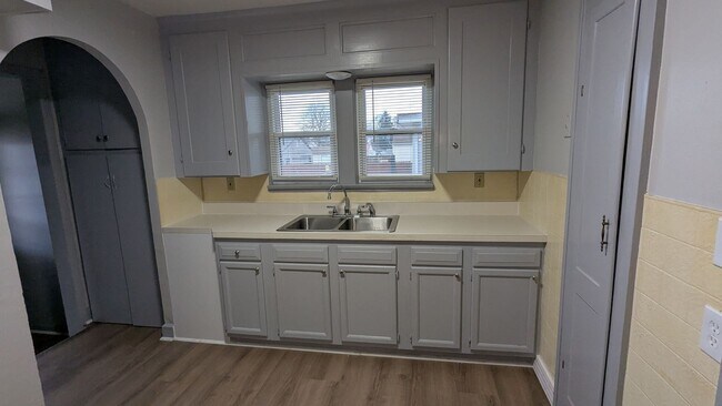 Building Photo - Charming 3 bedroom/1 bath home in the heart of Akron!