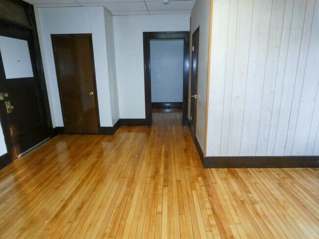 Building Photo - 15 E Main St