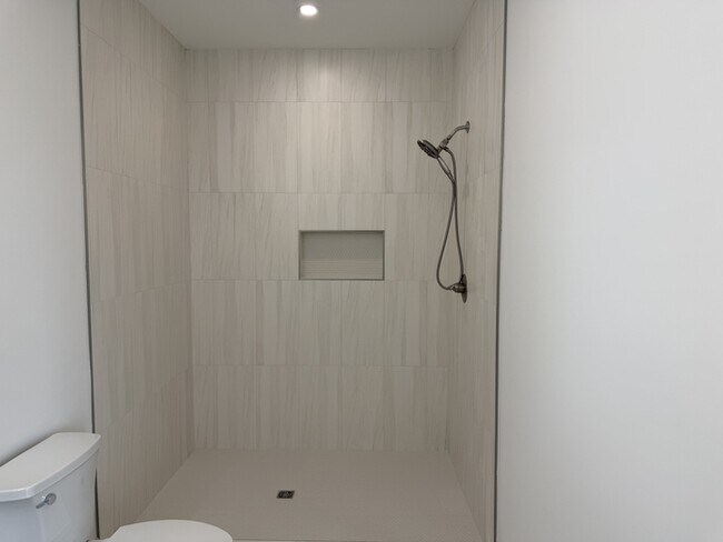 Building Photo - 105 Hart Ln