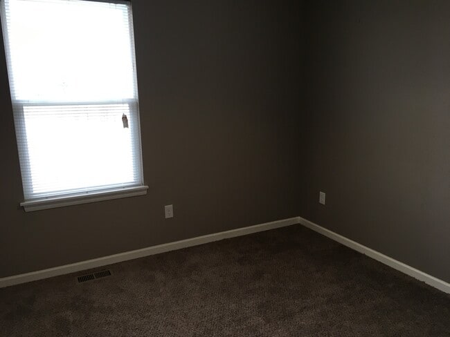 Building Photo - Newer 3 Bed Townhome in Grain Valley