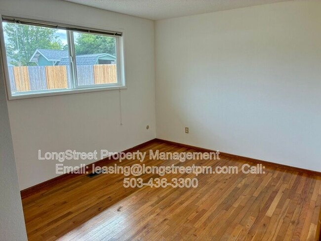 Building Photo - 310 NE Cambridge Cir