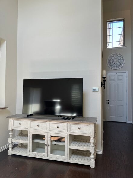 Living room - 913 Brookville Ct