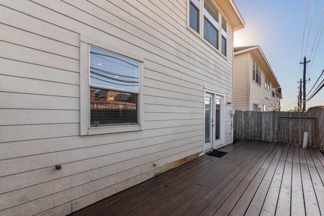 Building Photo - 6222 Skyline Dr