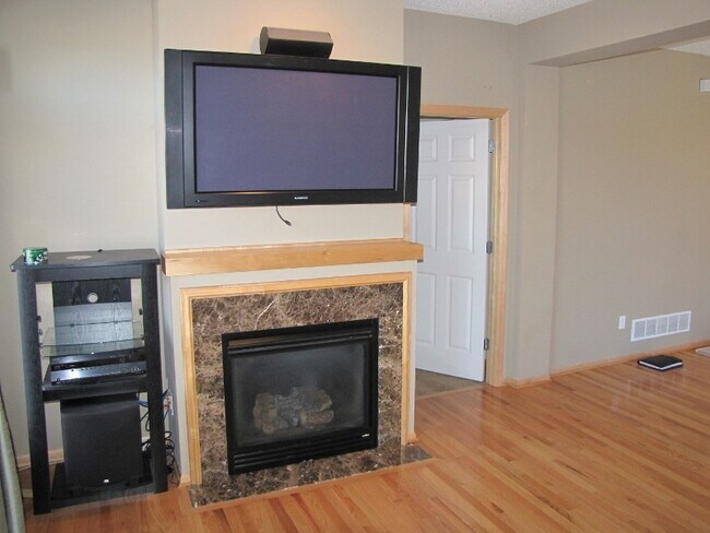Building Photo - 3BR/2.5BA Beautiful END UNIT Townhome in Dancing Waters- Available Now!