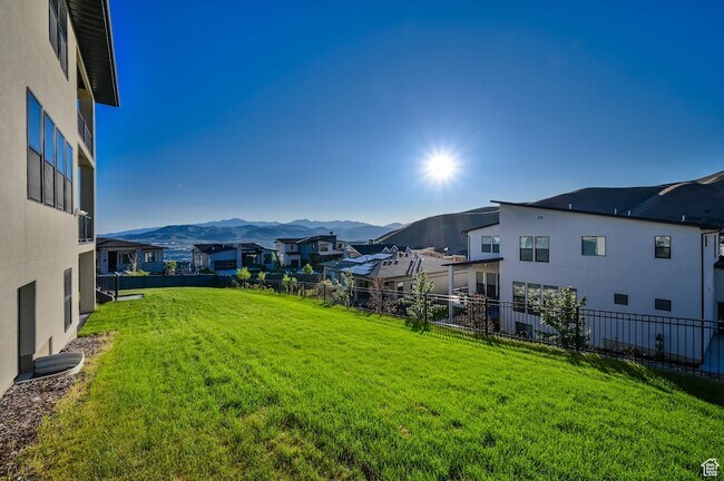 Building Photo - 1722 Oakridge Cir