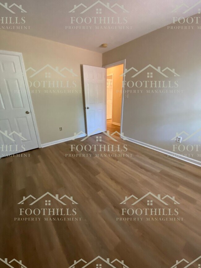 Building Photo - Single Family Home with Attached Garage