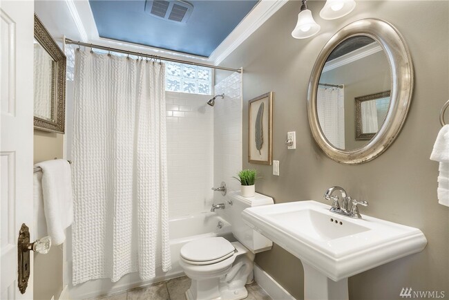 Main Bathroom - 3717 Belvidere Ave SW