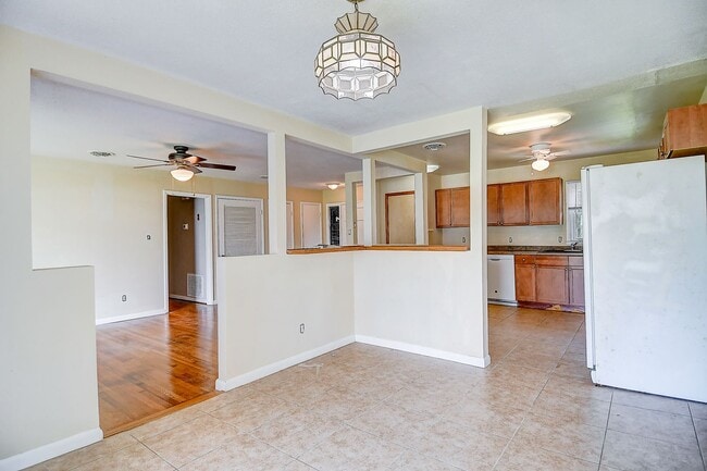 Building Photo - FOR RENT -  BRICK RANCH