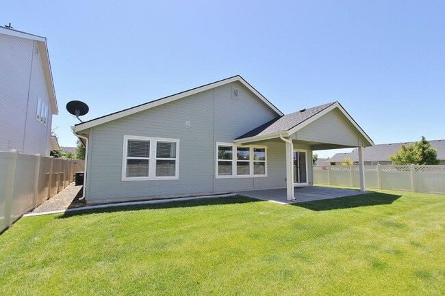 Building Photo - Immaculate Single-Level Home