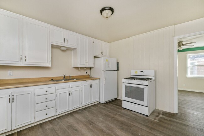 Building Photo - 2306 SW 8th Ave