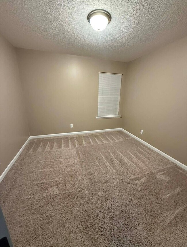 Building Photo - 4 Bed 2.5 Bath Two-Story Home