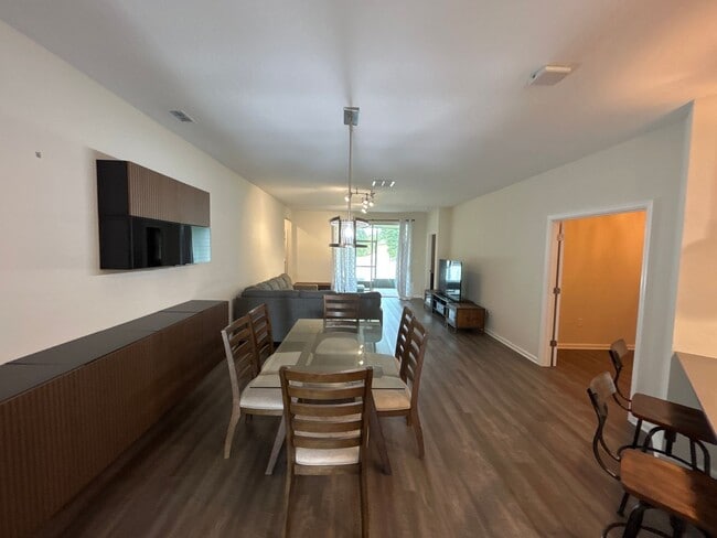 Building Photo - Magnetite Loop