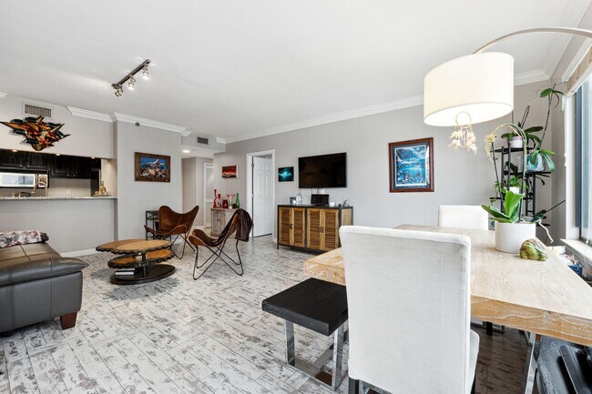 Building Photo - Renovated Condo with Skyline Views