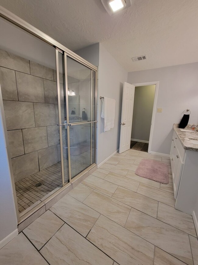 Building Photo - Bryan - 3 bed/ 2 bath / 2 car garage house with fenced back yard, near Texas A&M