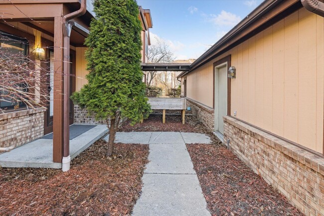Building Photo - 1027-1029 Valley Side Dr.