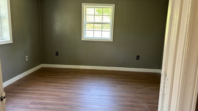 Building Photo - Small House in Country Setting
