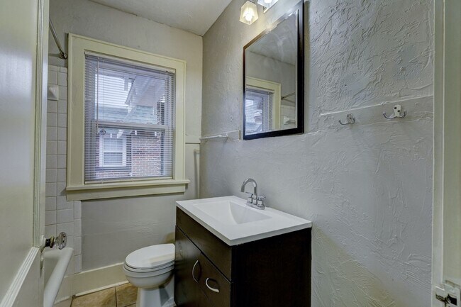 Building Photo - Lovely 1 Bed Home with new Balcony: 1407 1/2 Northwest 17th Street