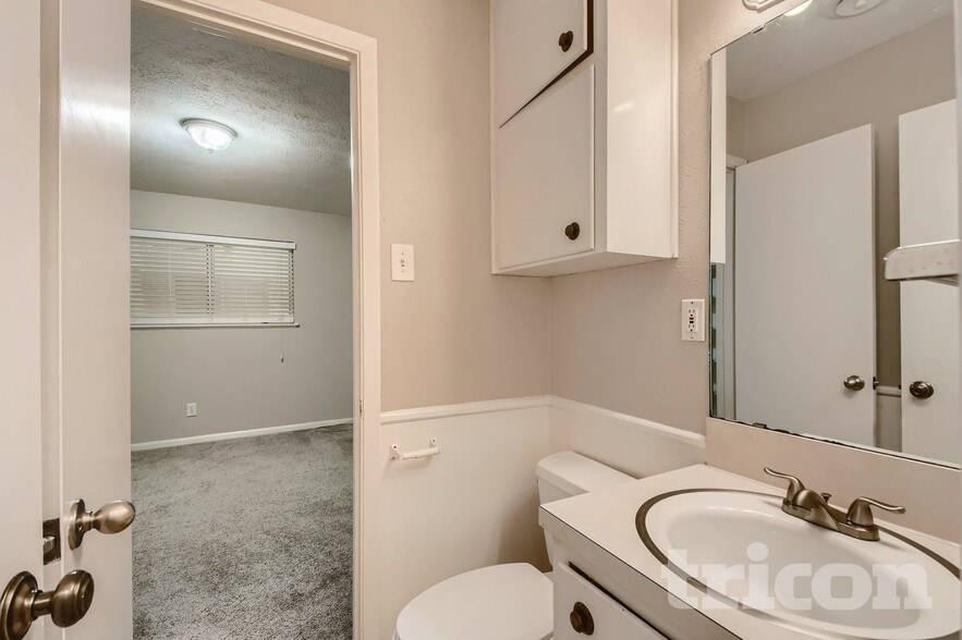 Building Photo - 908 Hilton Pl