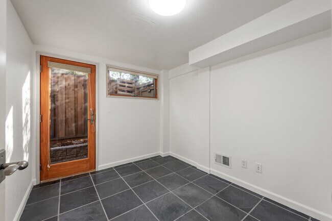 4th Bedroom/Office - 570 Okeefe St