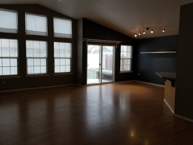 Building Photo - CHRISTMAS SPECIAL - FREE DECEMBER RENT and Pet Friendly in Ephrata