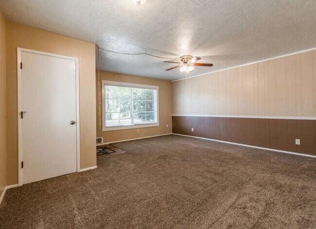 Building Photo - 410-12 Harrison St, Newberg