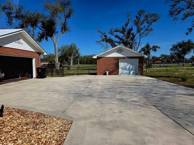 Building Photo - 102 S Claire Dr