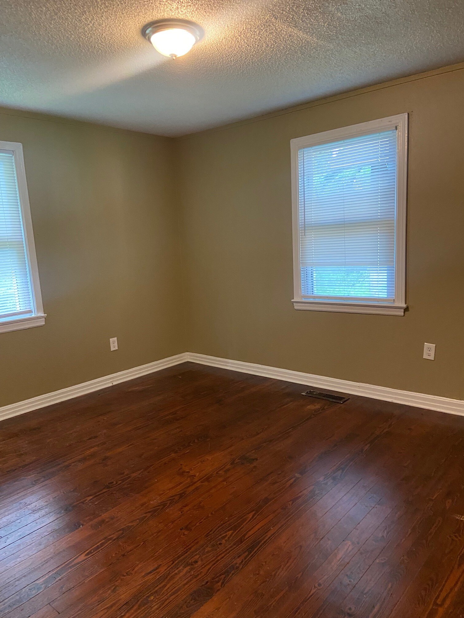 Building Photo - 600 9th Ct S